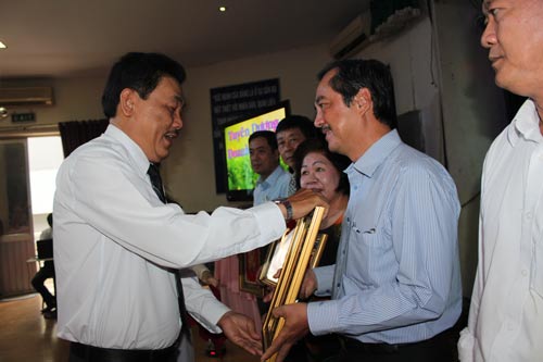 Ông Dương Văn Nhân, Chủ tịch LĐLĐ quận 11, trao biểu trưng cho doanh nghiệp chăm lo tốt cho người lao động Ảnh: THANH NGA