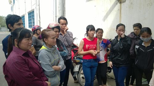 Người lao động tại một doanh nghiệp ở quận 9, TP HCM ngừng việc vì bị nợ lương, BHXH Ảnh: MAI CHI