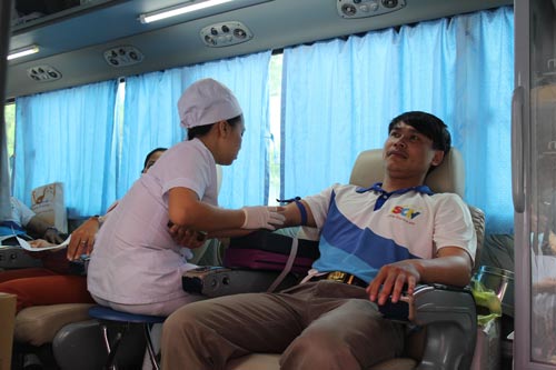 Nhân viên Công ty TNHH Truyền hình cáp Saigontourist hiến máu