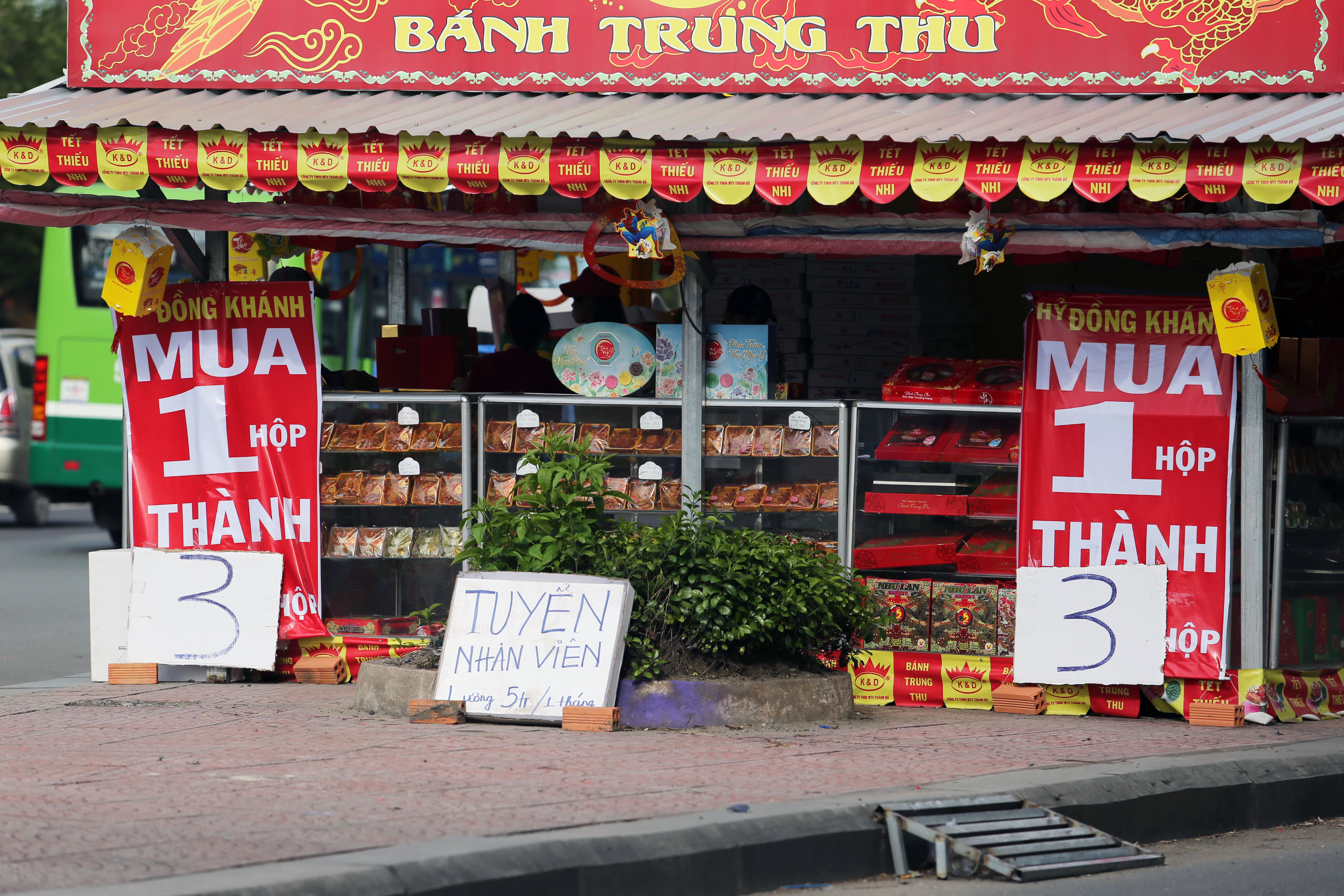 Thực hư bánh trung thu mua 1 tặng 3, 4 - Ảnh 7.