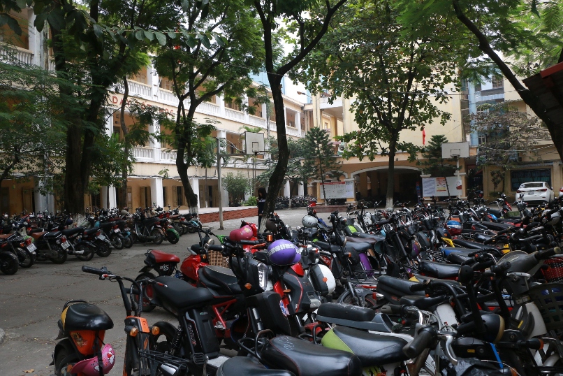 Bên trong ngôi trường học sinh phải đội mũ bảo hiểm ngồi học - Ảnh 9. Bên trong ngôi nơi học tập sinh phải đội mũ bảo hiểm ngồi học - Ảnh 9.