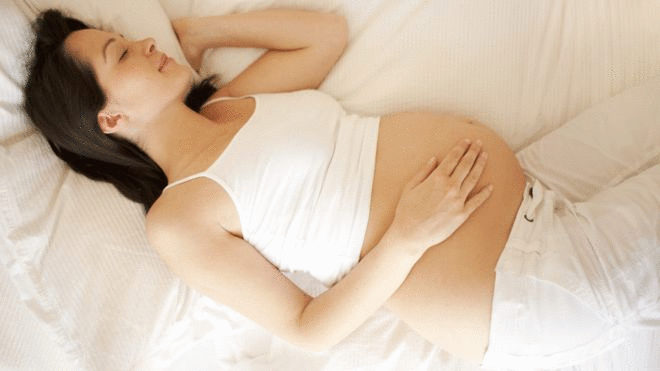 Nằm ngủ đúng cách giảm 50% nguy cơ hư thai - Ảnh 1.