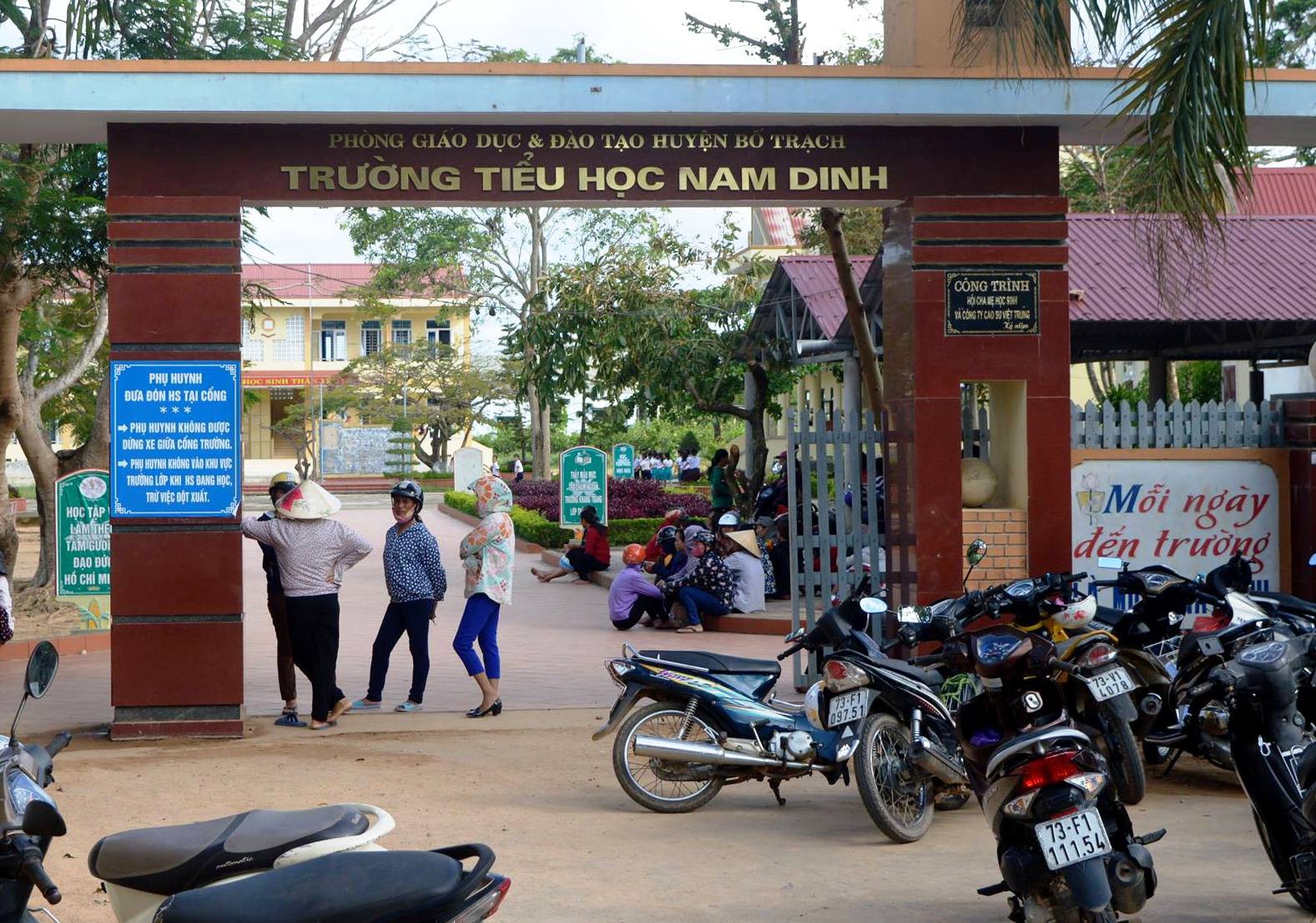 Bị kỷ luật rồi điều chuyển 2 lần, hiệu trưởng vẫn làm hiệu trưởng - Ảnh 1. Bị kỷ luật rồi điều chuyển 2 lần, hiệu trưởng vẫn làm hiệu trưởng - Ảnh 1.