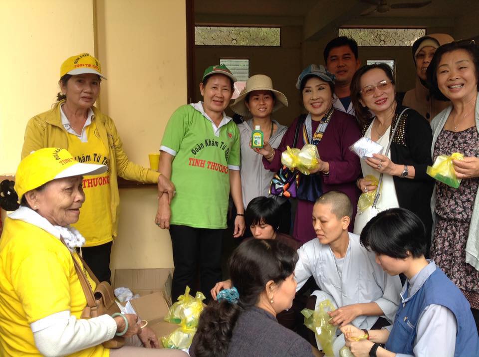 NSND Lệ Thủy dốc sức kh&aacute;m chữa bệnh cho d&acirc;n ngh&egrave;o - Ảnh 4.