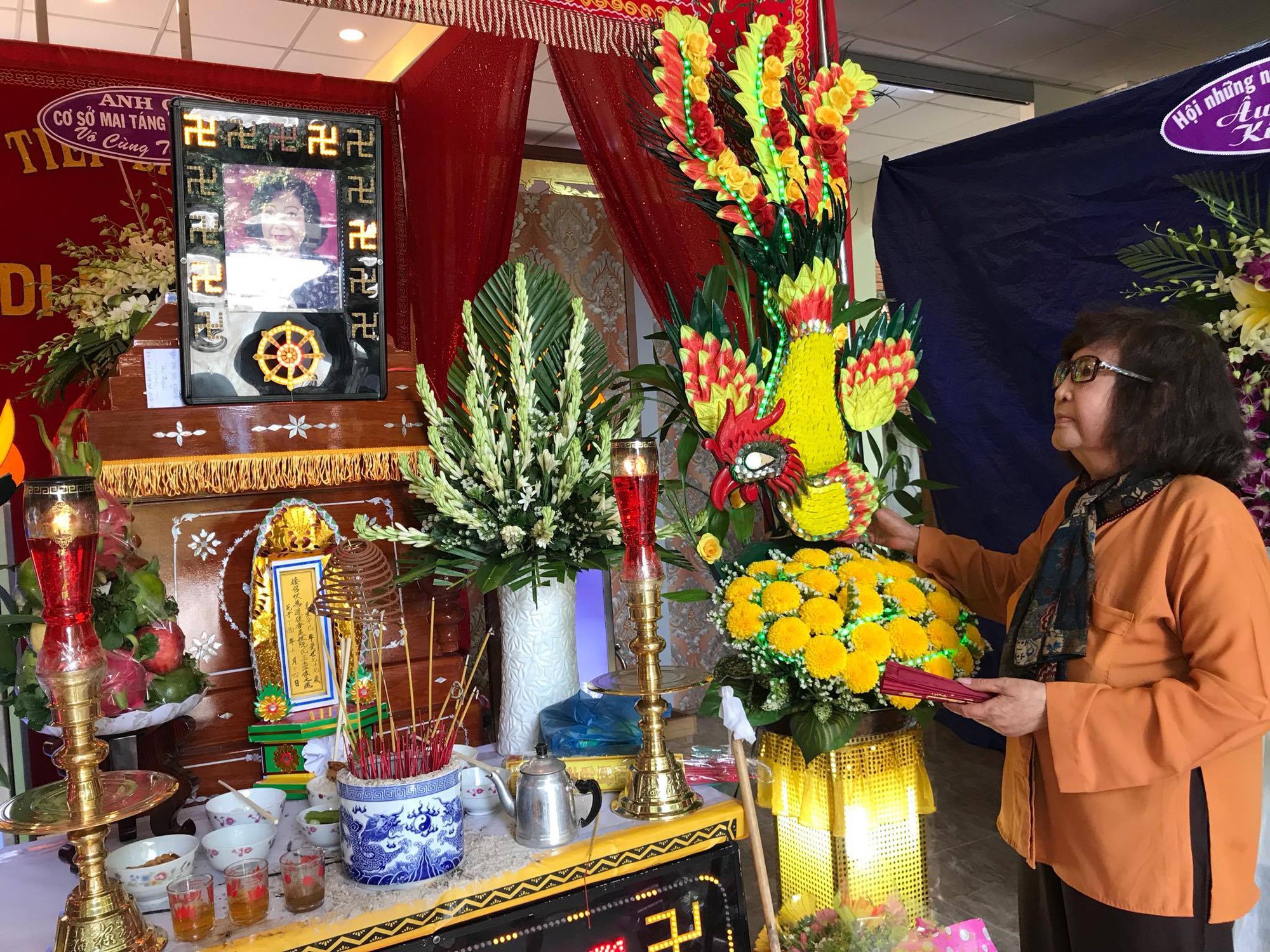 Đông nghệ sĩ đưa tiễn NSƯT Ngọc Hương về nơi an nghỉ cuối cùng - Ảnh 7. Đông nghệ sĩ đưa tiễn NSƯT Ngọc Hương về nơi an nghỉ cuối cùng - Ảnh 7.