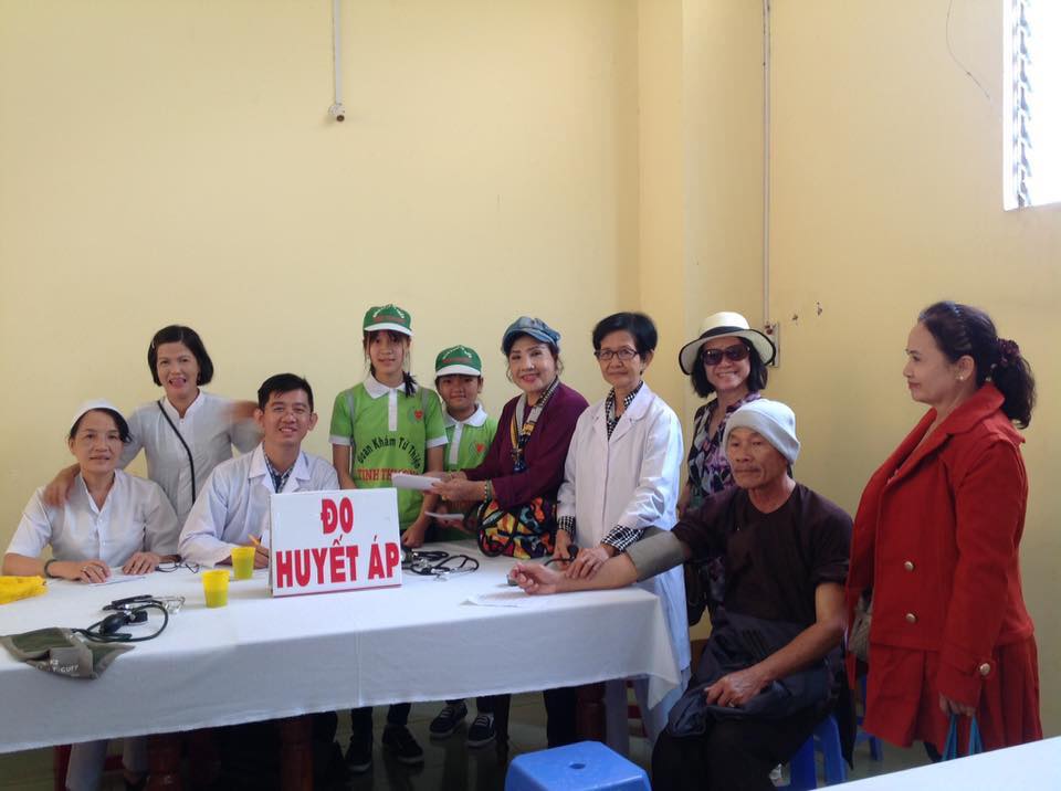 NSND Lệ Thủy dốc sức kh&aacute;m chữa bệnh cho d&acirc;n ngh&egrave;o - Ảnh 2.