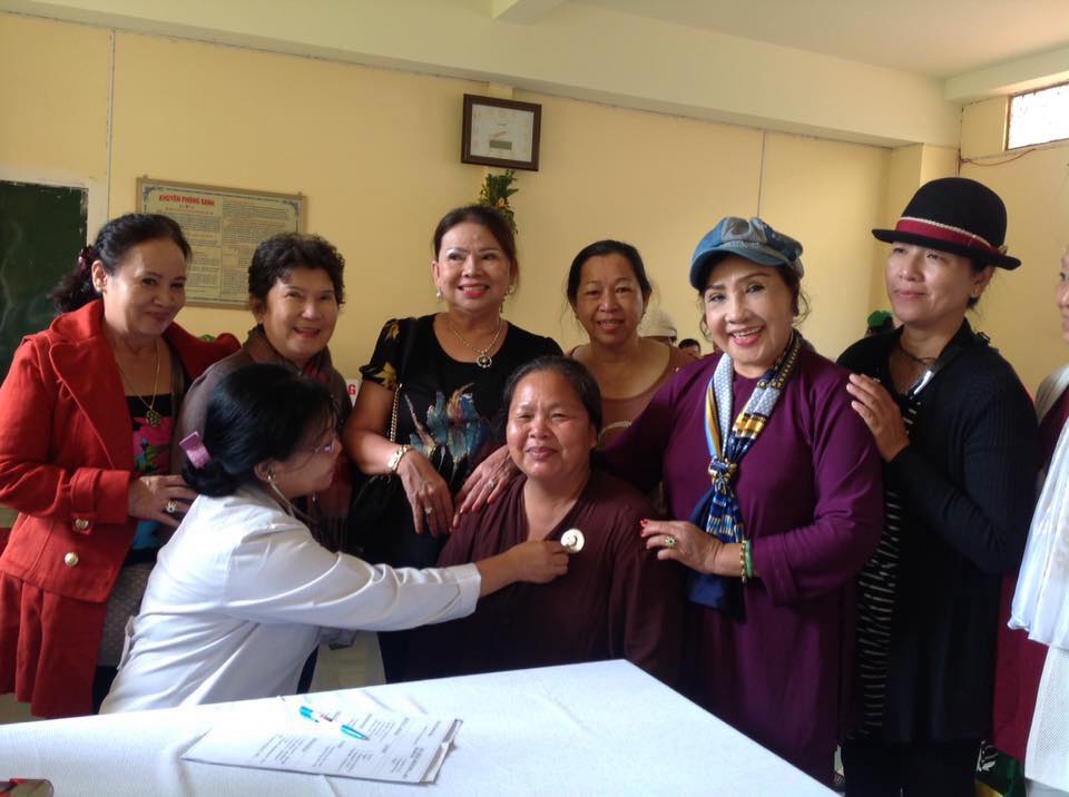 NSND Lệ Thủy dốc sức kh&aacute;m chữa bệnh cho d&acirc;n ngh&egrave;o - Ảnh 1.