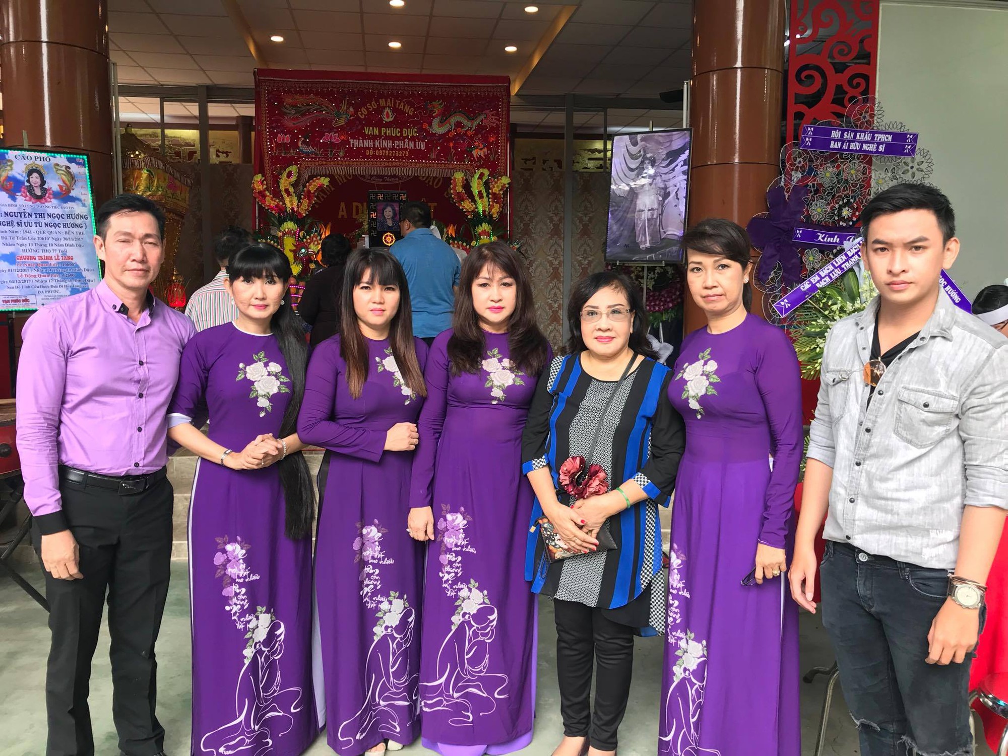 Đông nghệ sĩ đưa tiễn NSƯT Ngọc Hương về nơi an nghỉ cuối cùng - Ảnh 6. Đông nghệ sĩ đưa tiễn NSƯT Ngọc Hương về nơi an nghỉ cuối cùng - Ảnh 6.