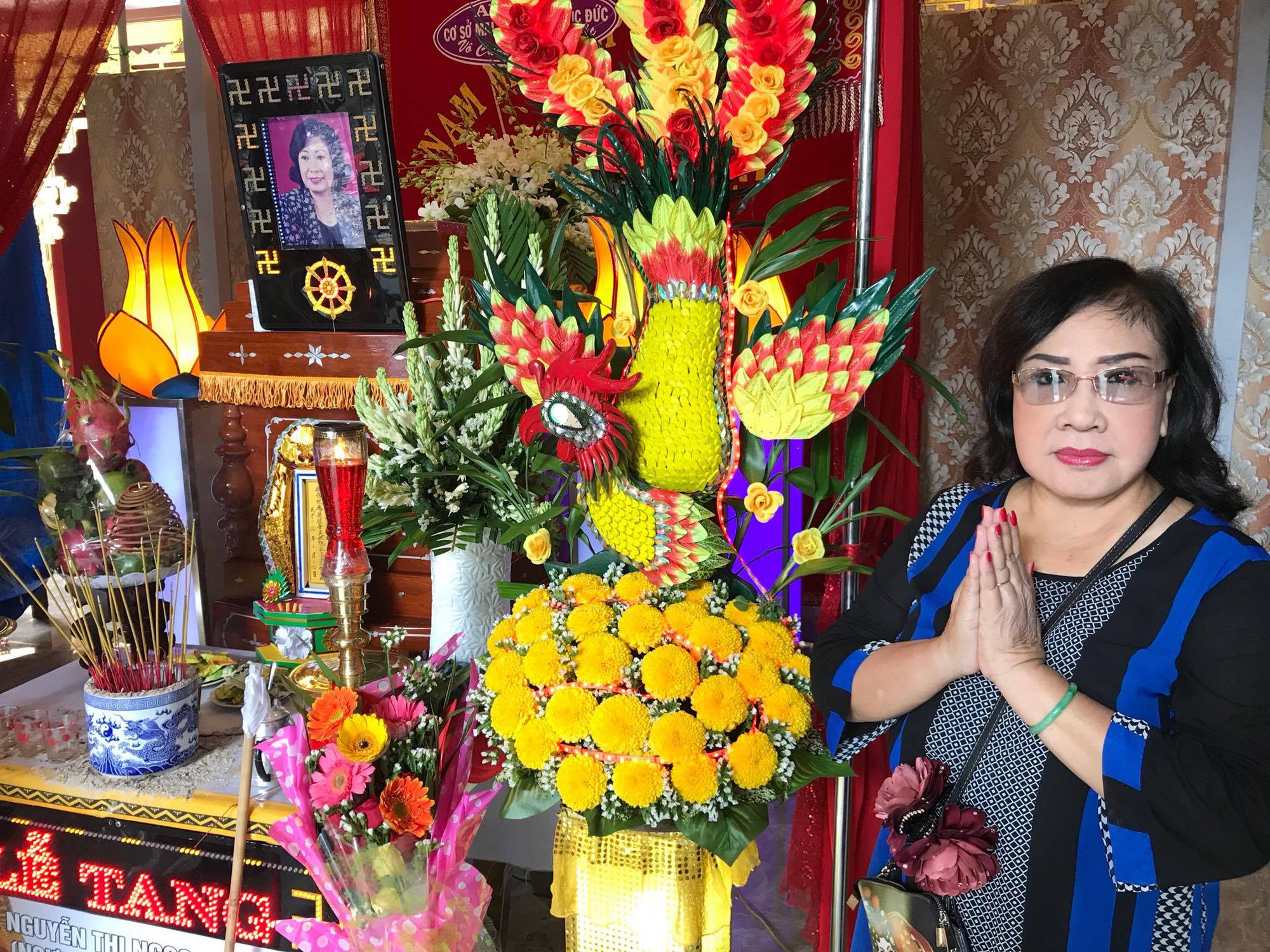 Đông nghệ sĩ đưa tiễn NSƯT Ngọc Hương về nơi an nghỉ cuối cùng - Ảnh 5. Đông nghệ sĩ đưa tiễn NSƯT Ngọc Hương về nơi an nghỉ cuối cùng - Ảnh 5.