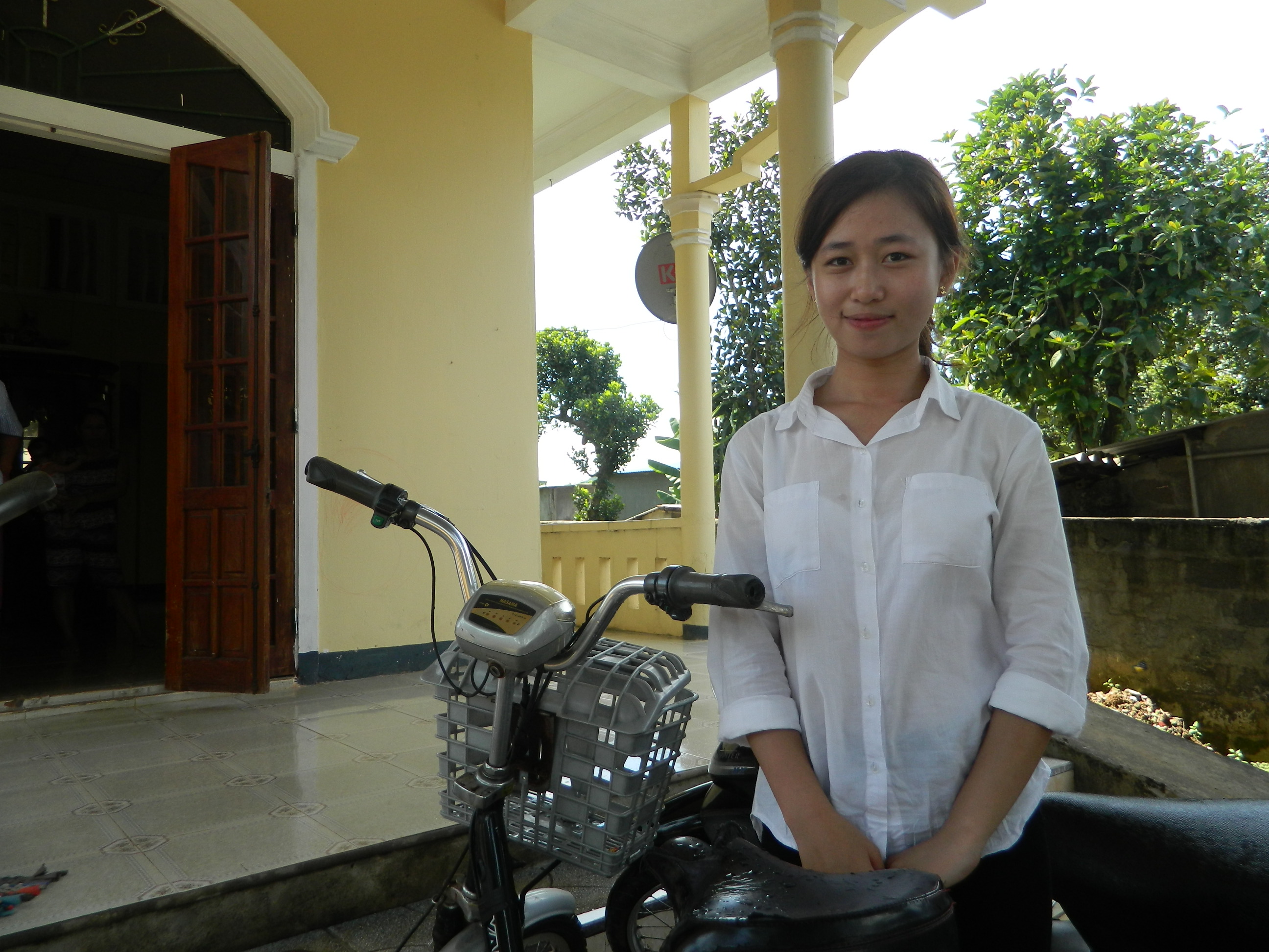 Nữ cha mẹ giải cứu một sĩ tử đi thi quên mang giấy má - Ảnh 1. Nữ bố mẹ giải cứu một thí sinh đi thi quên mang hồ sơ - Ảnh 1.