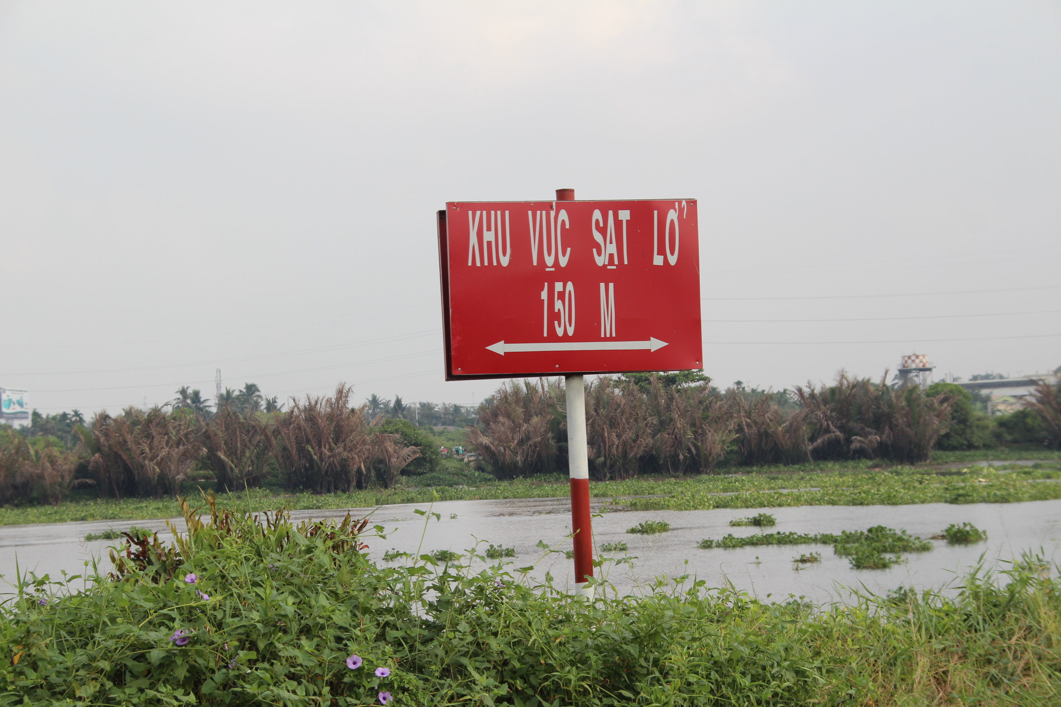 Kinh hãi 27 căn nhà sắp tuột xuống sông Sài Gòn! - Ảnh 10.