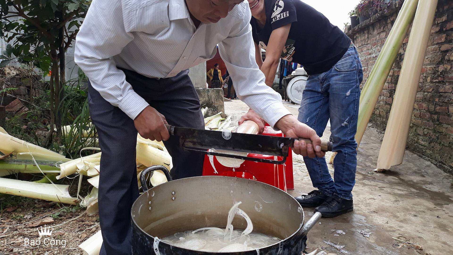 Ăn thân chuối hầm xương trong... đám tang! - Ảnh 3. Ăn thân chuối hầm xương trong... đám tang! - Ảnh 3.