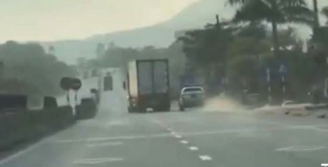 
Xe container liên tục chèn ép xe CSGT trên quốc lộ 1A - Ảnh: Cắt từ Clip
