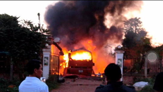 Cháy xe khách ở Lào, vợ chồng chủ xe người Việt thương vong - Ảnh 1.