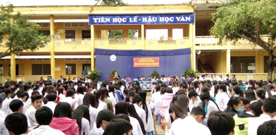 Hiệu trưởng phát hiện đề thi trên Facebook - Ảnh 1. Hiệu trưởng phát hiện đề thi trên Facebook - Ảnh 1.