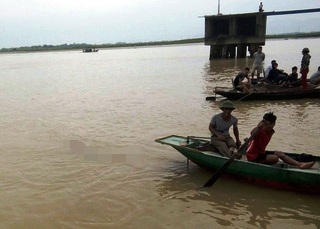 Đứng trên cầu, đôi nam nữ bất ngờ gieo mình xuống sông - Ảnh 1.