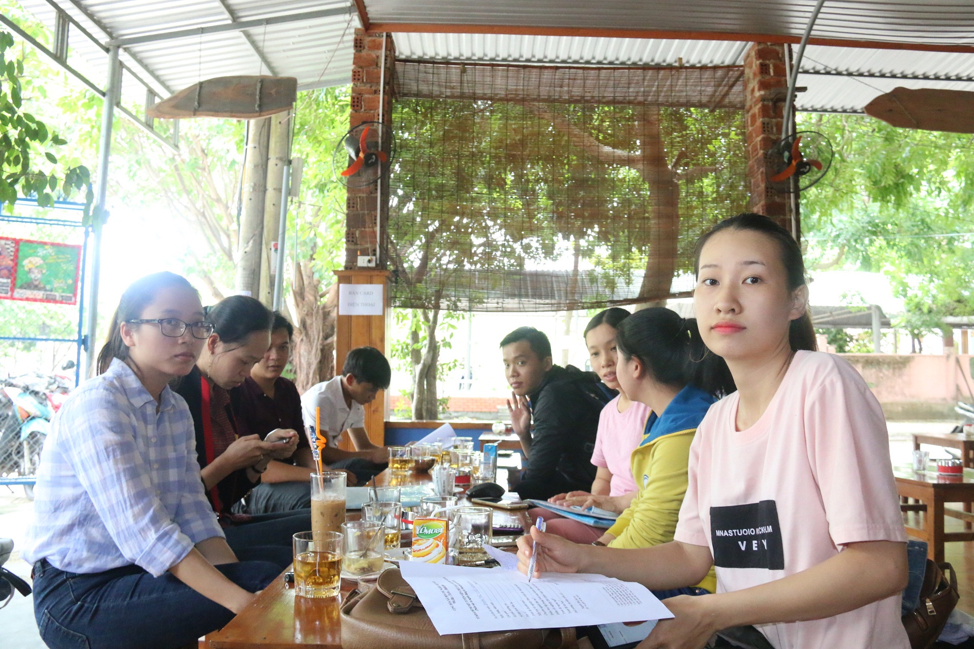 Vụ ăn mừng vì nghĩ đậu viên chức: Lãnh đạo tỉnh nói gì? - Ảnh 1. Vụ ăn mừng vì nghĩ đậu viên chức: Lãnh đạo tỉnh nói gì? - Ảnh 1.