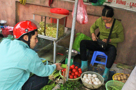 Nam công nhân KCN Thăng Long (Đông Anh, Hà Nội) phải thắt chặt chi tiêu để lo cho gia đình.Ảnh: N.NGA