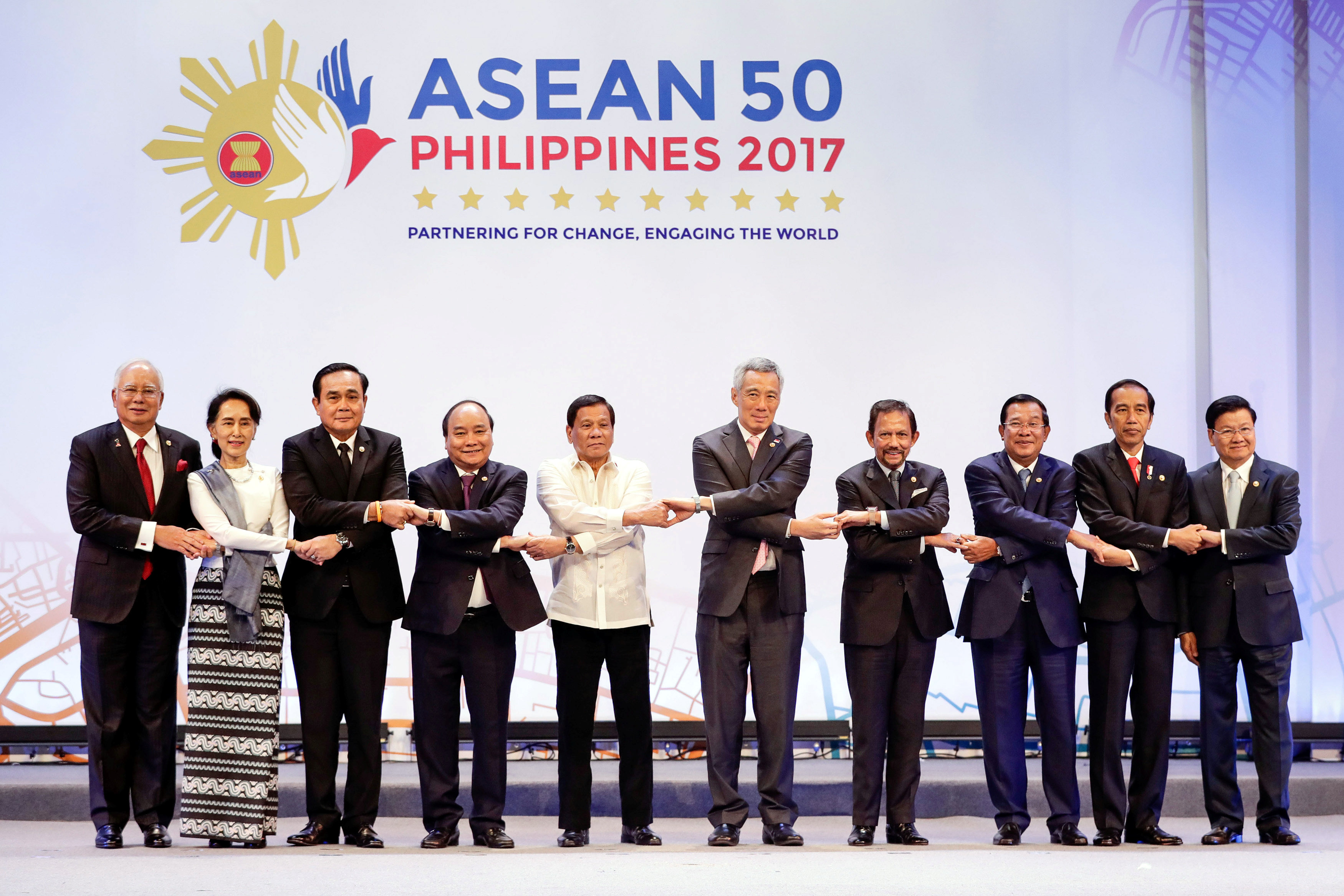 Các nhà lãnh đạo ASEAN tại hội nghị cấp cao hôm 29-4. Ảnh: Reuters