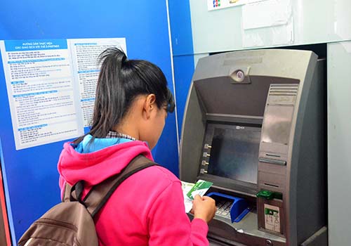 Các giao dịch qua máy ATM chủ yếu là rút tiền mặt Ảnh: Tấn Thạnh