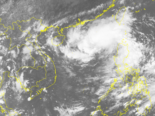 Áp thấp nhiệt đới lao “phi mã”, miền Trung đối mặt mưa lớn - Ảnh 2.