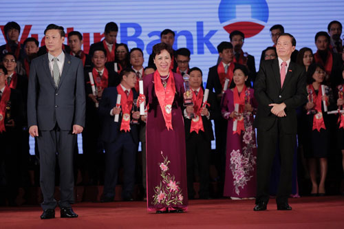 Phó Tổng Giám đốc VietinBank Bùi Như Ý nhận chứng nhận Thương hiệu mạnh và cúp của ban tổ chức Ảnh: Thanh Ngân