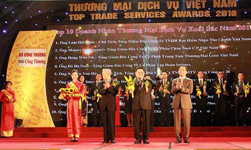 Ông Montri Suwanposri (đứng giữa), Tổng Giám đốc C.P. Việt Nam, nhận giải thưởng doanh nhân xuất sắc