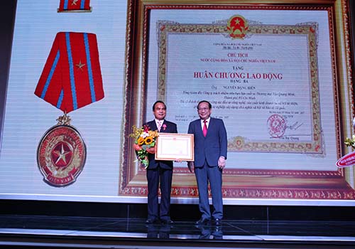 Ông Nguyễn Đặng Hiến, Tổng Giám đốc Bidrico, nhận Huân chương Lao động hạng ba của Chủ tịch nước trao tặng
