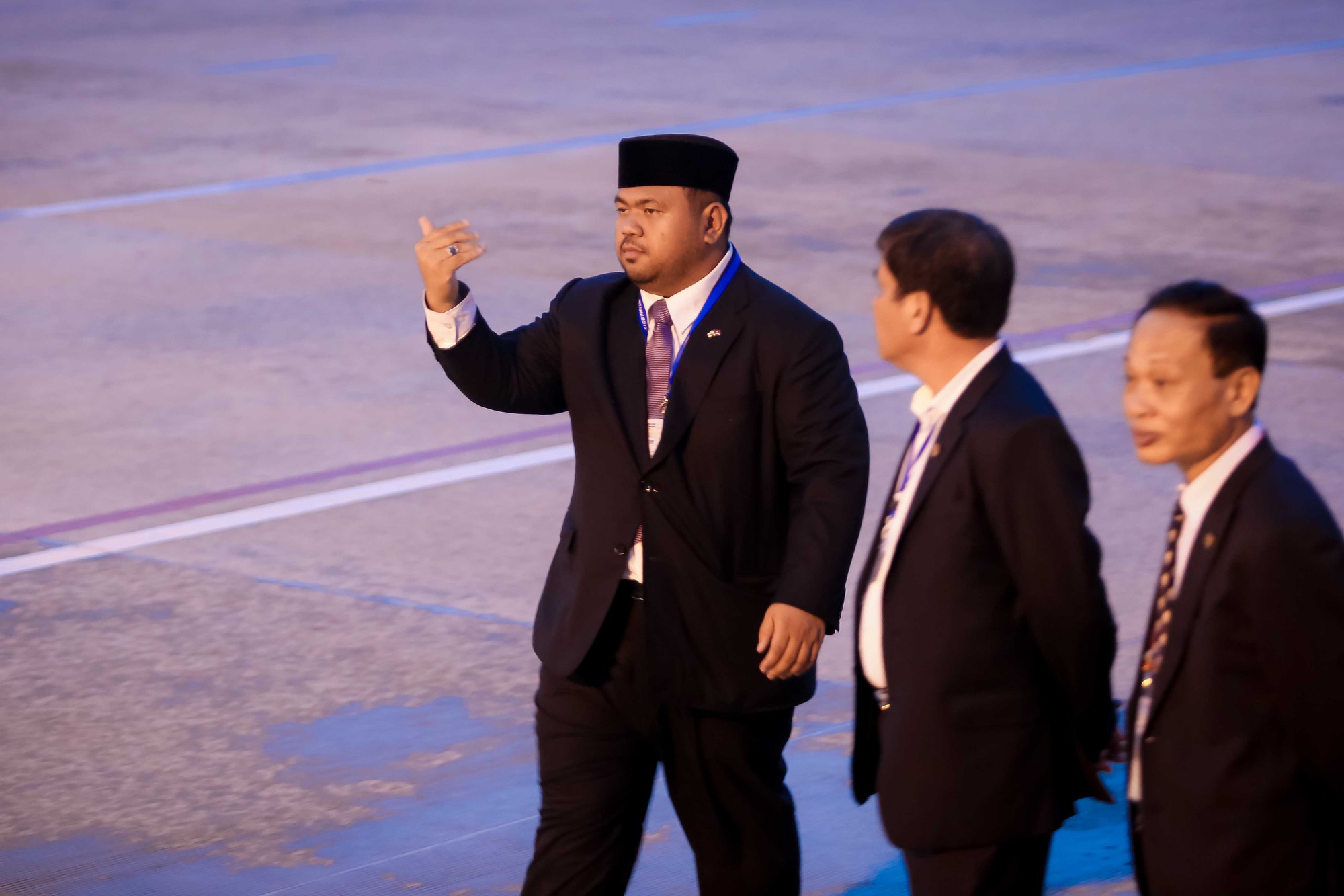 Vua Brunei tự lái chuyên cơ tới Đà Nẵng - Ảnh 4.