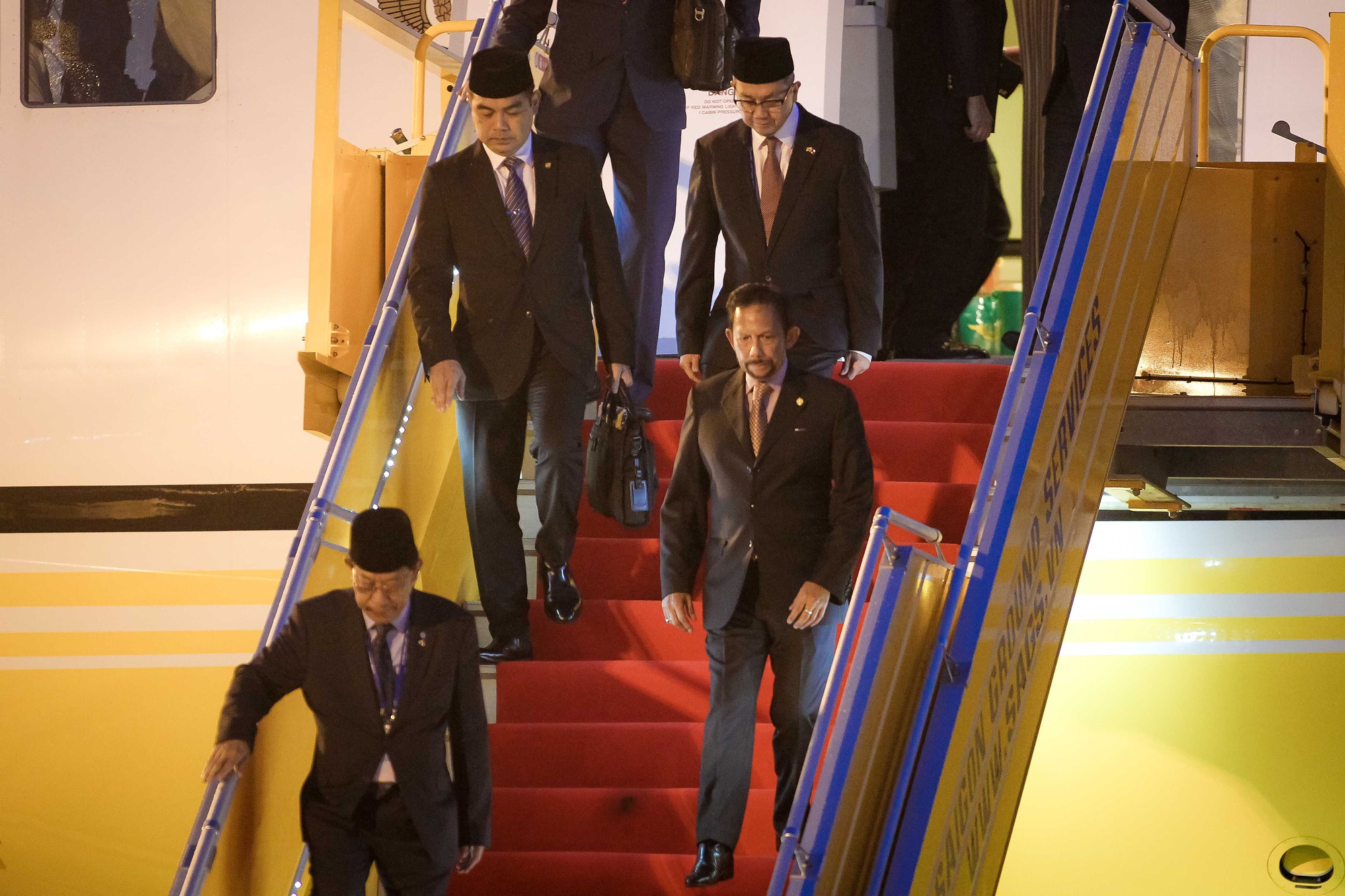 Vua Brunei tự lái chuyên cơ tới Đà Nẵng - Ảnh 6.