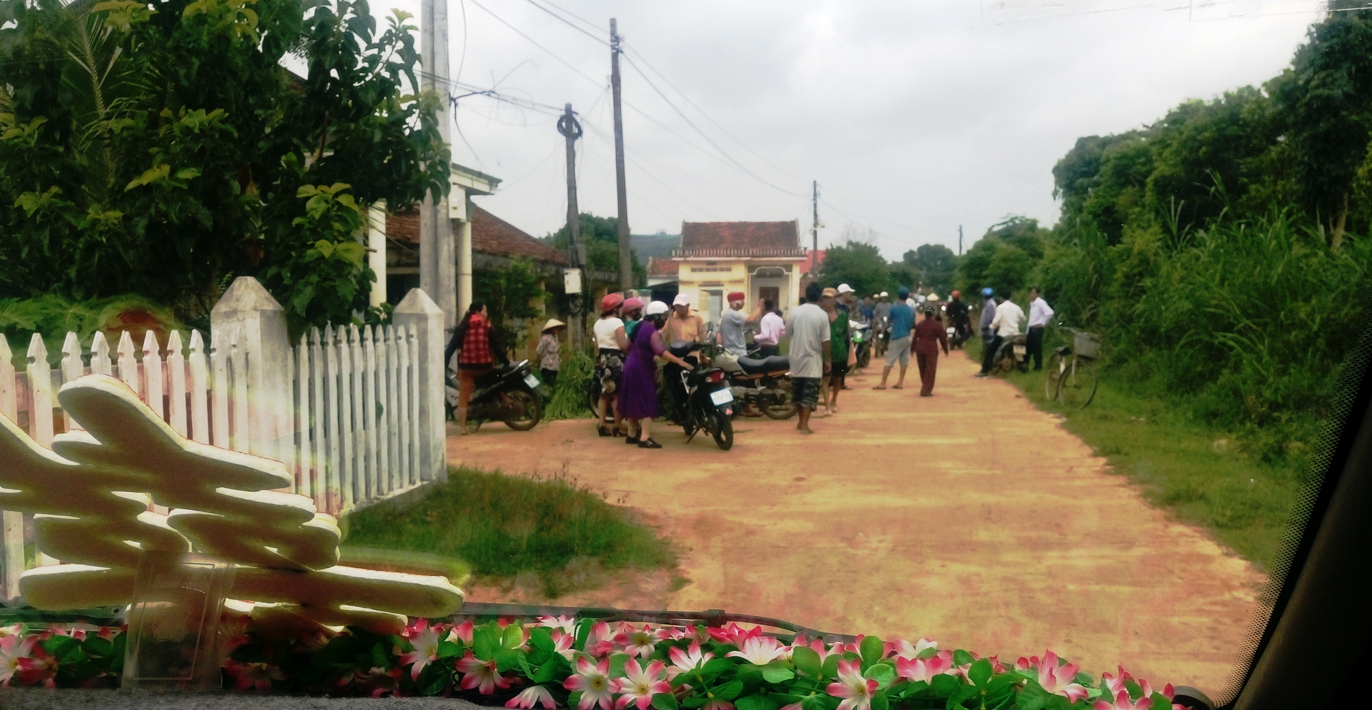 Trưởng thôn chặn xe cưới để đòi nợ giao thông nông thôn - Ảnh 1. Trưởng thôn chặn xe cưới để đòi nợ giao thông nông thôn - Ảnh 1.