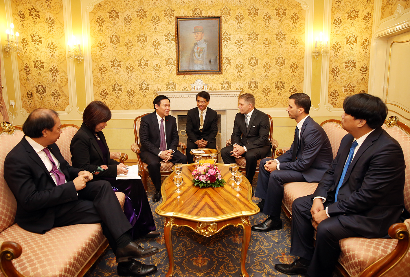 Phó Thủ tướng Vương Đình Huệ thăm trường cũ tại Slovakia - Ảnh 2. Phó Thủ tướng Vương Đình Huệ thăm trường cũ ở Slovakia - Ảnh 2.