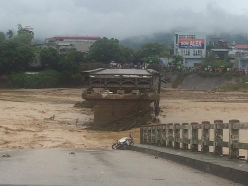 Tìm thấy thi thể phóng viên bị lũ cuốn cách nơi gặp nạn 100 km - Ảnh 2.