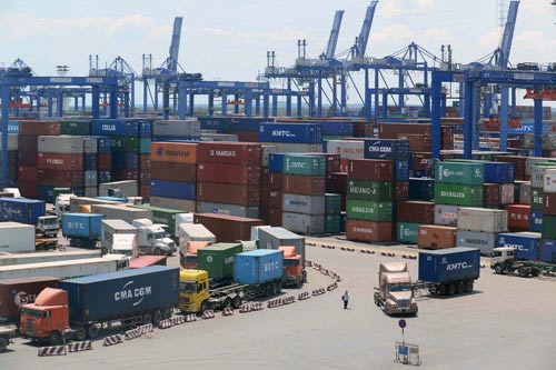 Dịch vụ cảng biển là một thế mạnh của kinh tế TP HCM Ảnh: HOÀNG TRIỀU