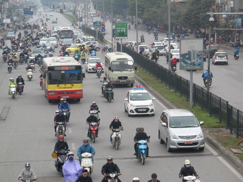 Người dân tham gia giao thông trong nội đô Hà Nội