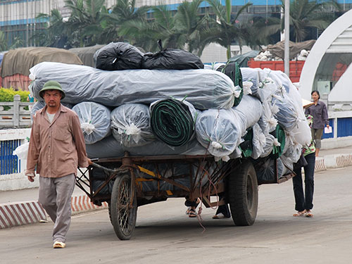 Trao đổi hàng hóa giữa Việt Nam và Trung Quốc qua cửa khẩu quốc tế Lào Cai - Ảnh: TẤN THẠNH