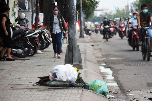 Xả rác trên miệng cống, bít kín cả lối thoát nước (ảnh chụp trên đường Quang Trung, quận Gò Vấp) Ảnh: Quốc Chiến