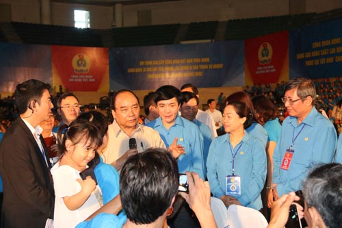 Thủ tướng Nguyễn Xuân Phúc lắng nghe và trả lời các câu hỏi của công nhân Ảnh: BÍCH VÂN