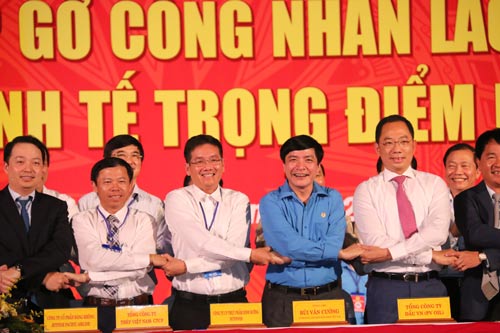 Chủ tịch Tổng LĐLĐ Việt Nam Bùi Văn Cường (thứ 2 từ phải sang) tại lễ ký kết hợp tác chăm lo phúc lợi cho đoàn viên Ảnh: TRẦN THƯỜNG