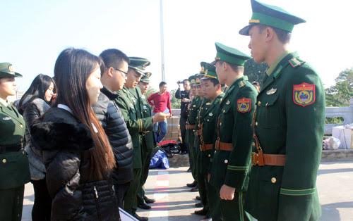 Người Việt Nam xuất cảnh lao động trái phép bị lực lượng chức năng Trung Quốc bắt giữ, trao trả cuối năm 2016 qua Cửa khẩu Quốc tế Móng Cái. Ảnh: N.Q