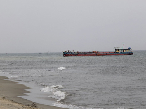 
Các tàu nạo vét cát tại khu vực bờ biển Cửa Đại - Ảnh: Hiền Trường
