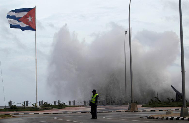 Bão Irma đã đến Mỹ, sóng cao 6 m vẫn ập vào Cuba - Ảnh 11.