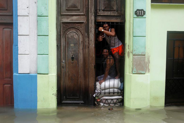 Bão Irma đã đến Mỹ, sóng cao 6 m vẫn ập vào Cuba - Ảnh 9.