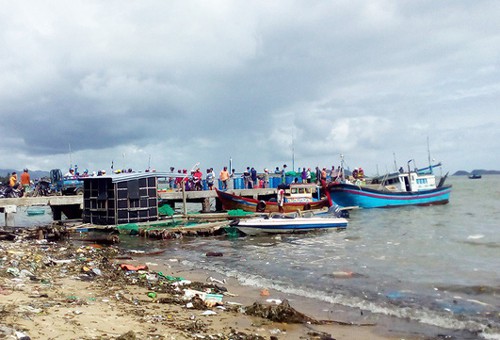 Thủ tướng biểu dương người đưa ca nô ra biển cứu dân trong bão số 12 - Ảnh 1.