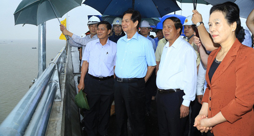 Nguyên Thủ tướng Nguyễn Tấn Dũng thăm các dự án lớn ở Hải Phòng - Ảnh 1.