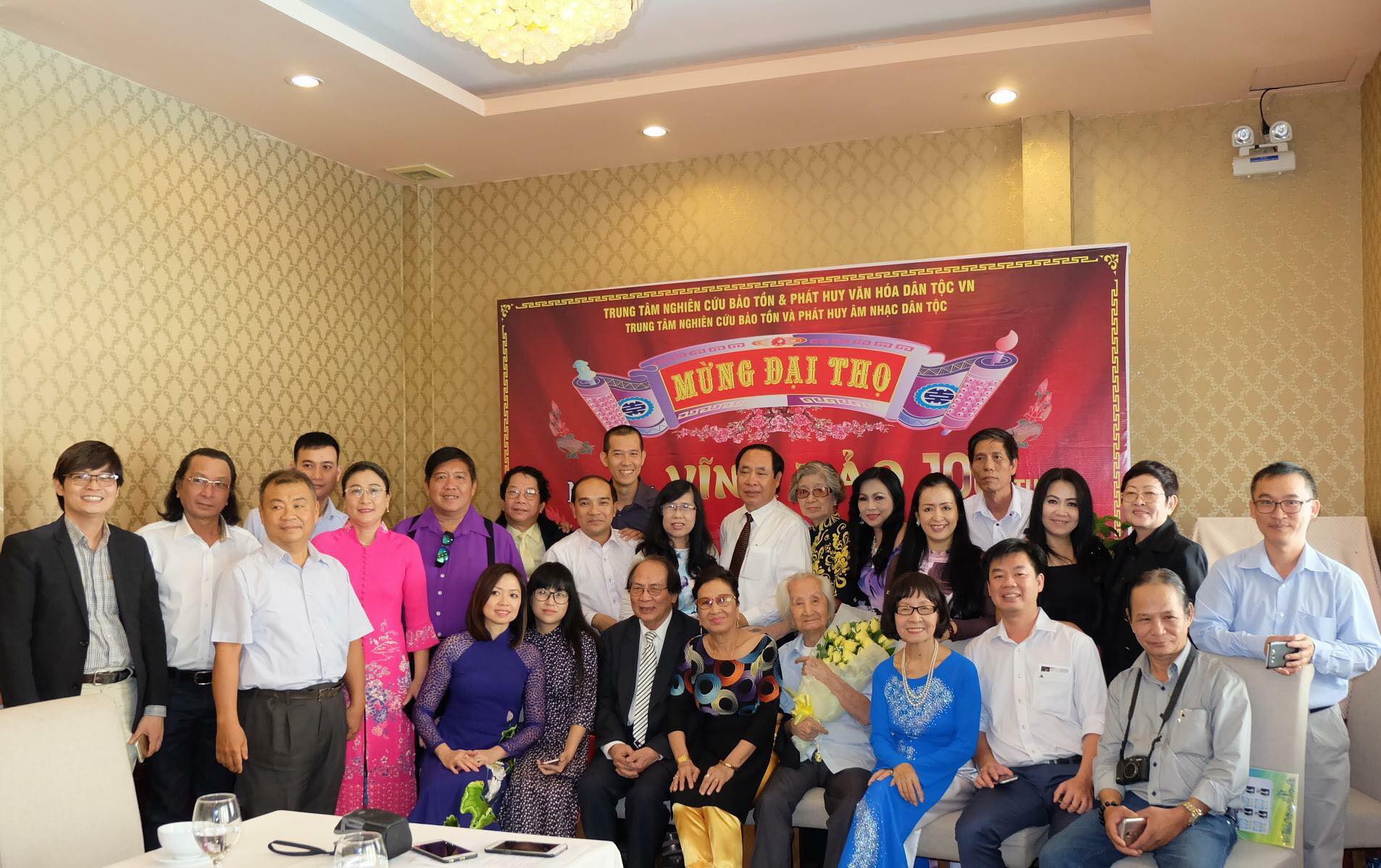 Nghệ sĩ mừng đại thọ giáo sư Vĩnh Bảo 100 tuổi - Ảnh 3. Nghệ sĩ mừng đại thọ giáo sư Vĩnh Bảo 100 tuổi - Ảnh 3.