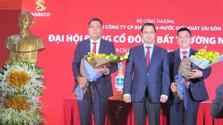 
Ông Nguyễn Thành Nam (bìa trái) vừa được bầu vào HĐQT Sabeco vào tháng 2-2017
