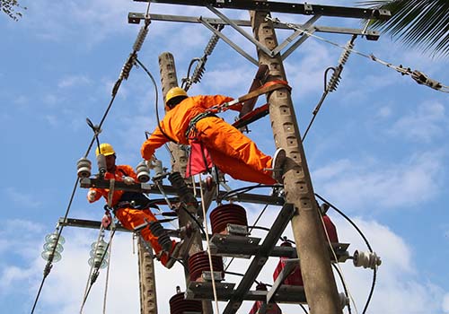 Điện lực TP Cần Thơ đang bảo trì hệ thống lưới điện nhằm bảo đảm cấp điện trong mùa khô năm 2017 Ảnh: ĐÌNH HOÀNG