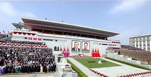 
Ảnh chân dung của Lãnh tụ Kim Nhật Thành và Cố lãnh đạo Kim Jong-il tại lễ đài của quảng trường tại Bình Nhưỡng - nơi diễn ra lễ diễu binh rầm rộ nhân Ngày Ánh Dương. Ảnh: RT
