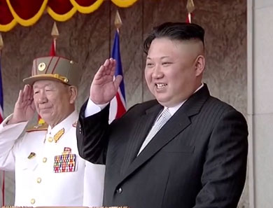 
Biểu cảm của Nhà lãnh đạo Kim Jong-un tại lễ diễu binh. Ảnh: RT

 

 
